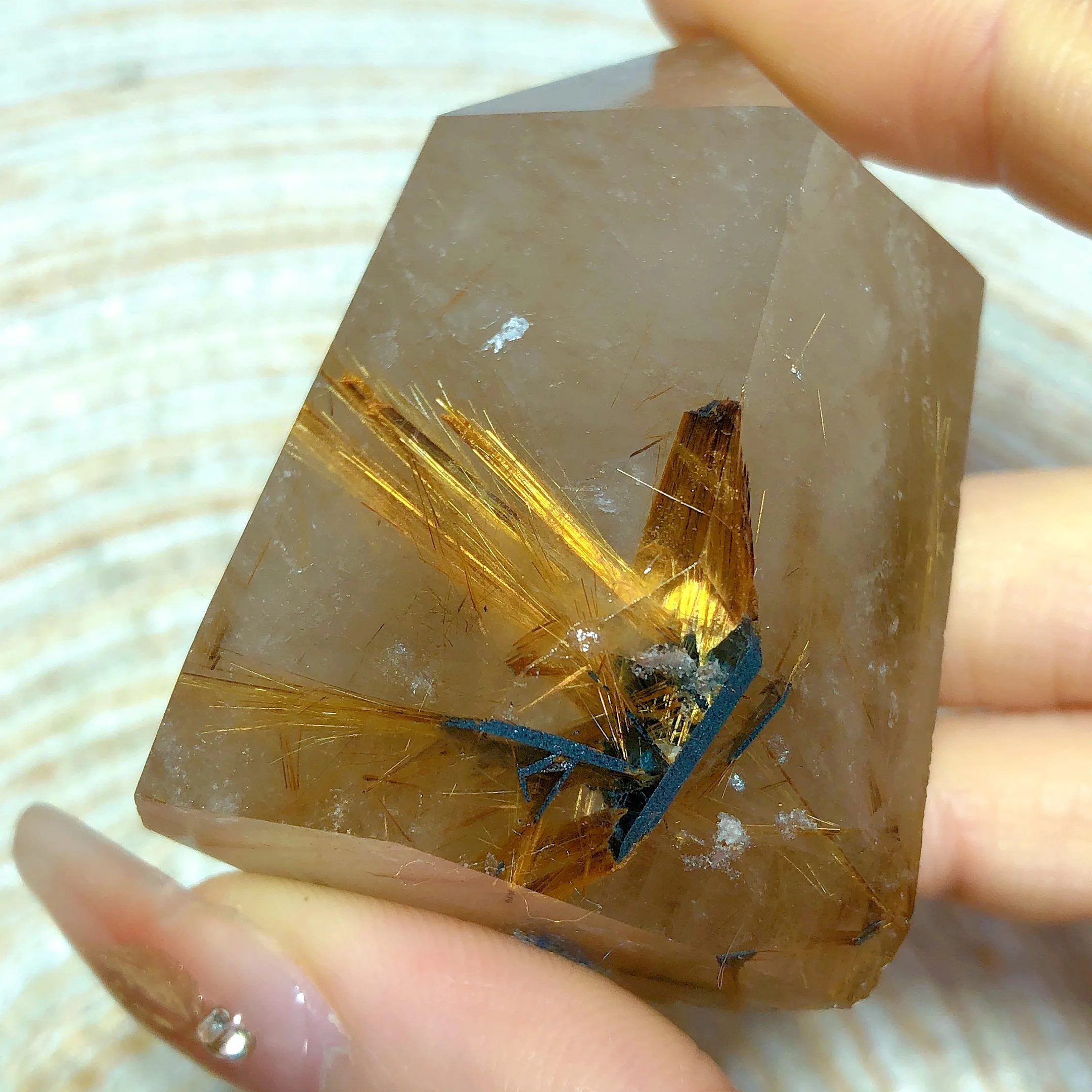 Naturalne kryształy złoty rutyl tęczowa wieża błyskowa bogactwo fortuna dekoracje pryzmatyczne biżuteria z kamienia kamienie energii mineralnej