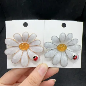 Wuli & baby-Big دبابيس زهرة الأقحوان الجميلة للنساء ، دبابيس بروش للجنسين ، زهور بيضاء ، هدايا حفلات مكتبية ، خنفساء أفضل 12 مرهما للمبيعات للوكعة الملتهبة - رقم 10