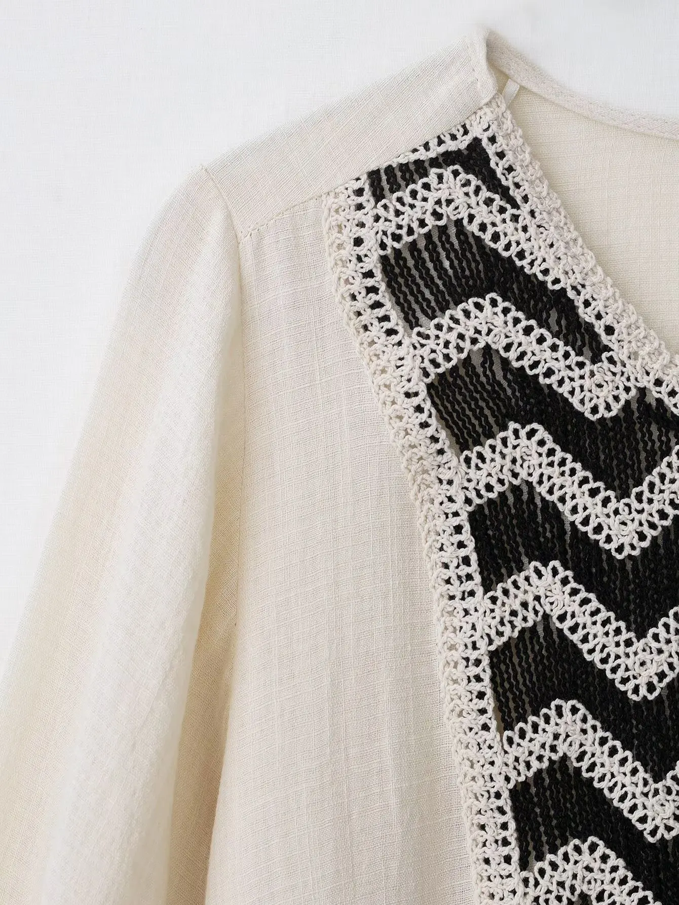 2025RARA صيف جديد للمرأة عادية بسيطة موضة الخامس الرقبة مطوي التطريز الربط فستان قصير بأكمام طويلة