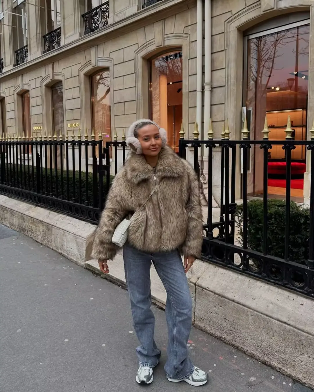 معاطف شتوية من الفرو الصناعي لعام 2025 معطف نسائي أنيق متدرج للشارع معطف فرو دافئ للسيدات موضة سميكة منفوش ثعلب ملابس خارجية فاخرة