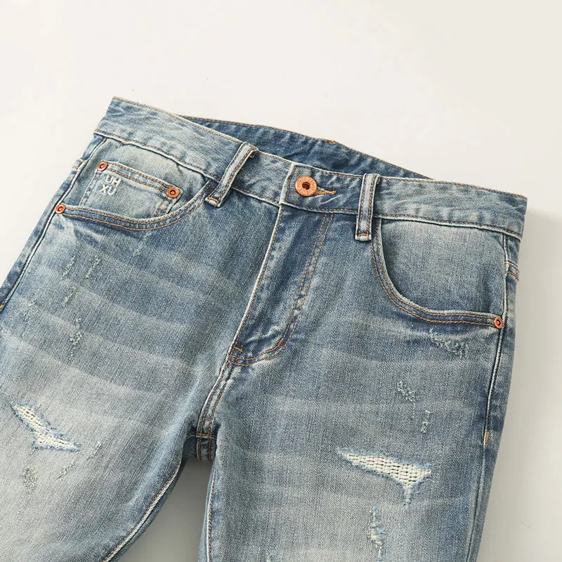 Fashionadesigner mode nieuwe herenjeans met kras, rimpel, borduurwerk, nostalgische stretch, slim fit, retro gewassen, lichtblauw