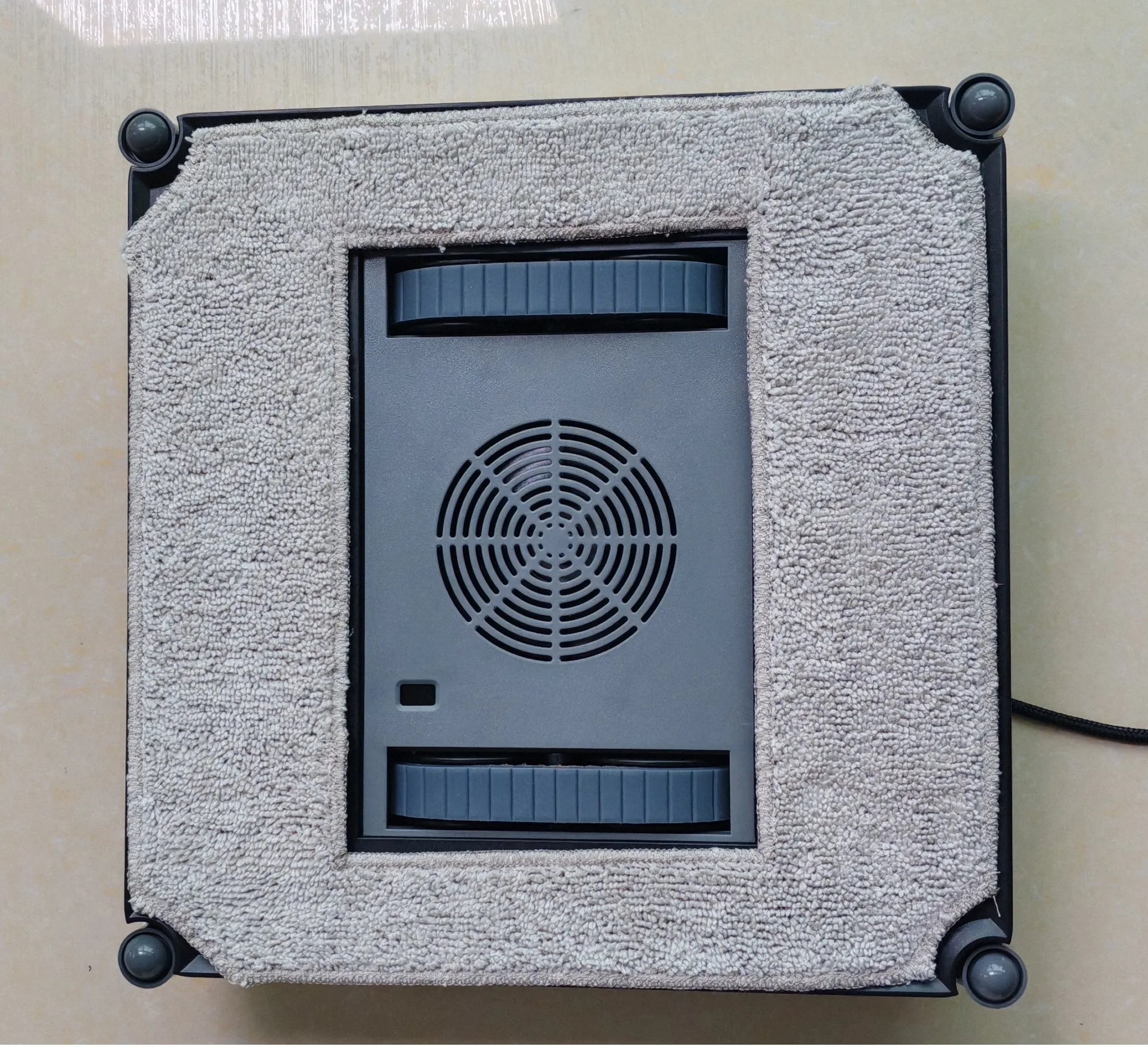 Hengkesen New Generation Upgraded Smart Window Cleaning Robot, Fully Automatic Electric Glass Cleaning Window Cleaner, Remote-Controlled Window Cleaning Machine with Automatic Water Spray, Suitable for Window Glass, Exterior Windows, Etc