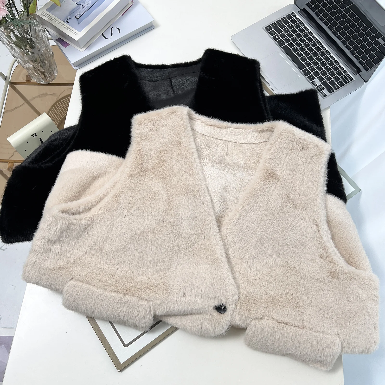 XXXXXXL موضة حجم كبير المرأة فو الفراء سترة جديدة أنيقة منتصف طول شتاء دافئ أكمام الخامس الرقبة صدرية 25016