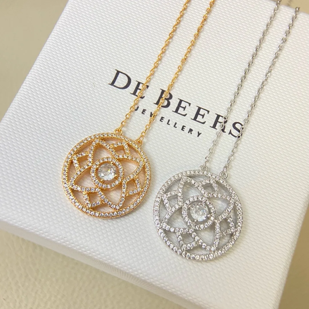 

Новая модель ожерелья Daijia Full Diamond с круглыми полыми лепестками 2025 года — это универсальное и элегантное, легкое, роскошное и высококачественное.