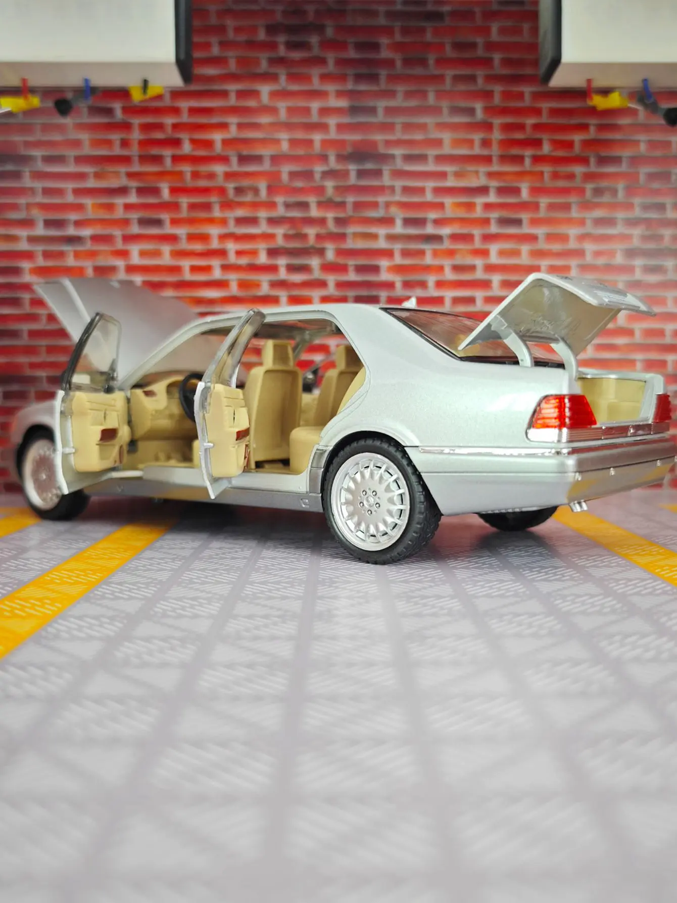 1:24 Mercedes Benz W140 S320 modello di auto in lega, porte e cofano possono essere aperti come regalo di compleanno per i bambini