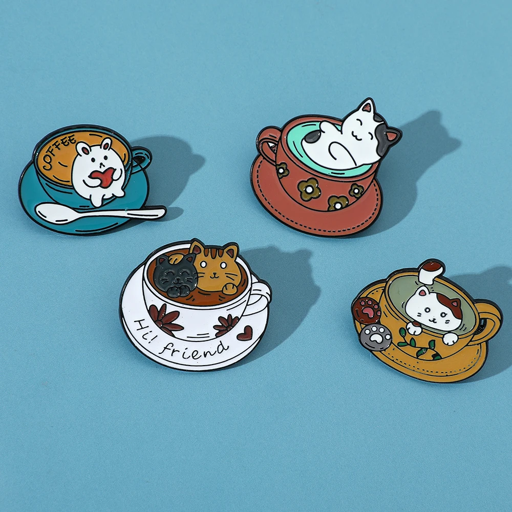 Cartoon Cat Cup Spille smaltate Gatti personalizzati Caffè Spille animali per bambini Amici Borsa Vestiti Spilla Gattino Distintivo Gioielli Regalo