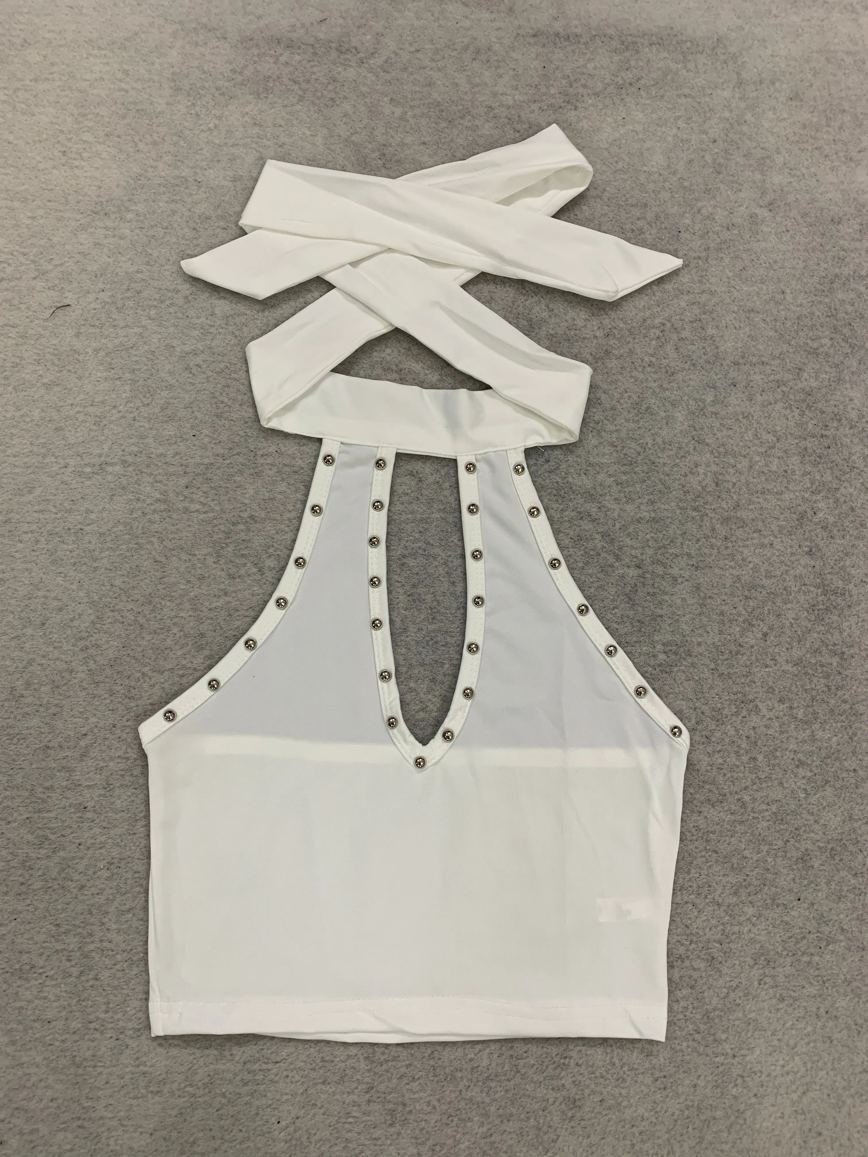 Subkultur-Punk-Stil, Nieten-Design, hängender Hals, rückenfreies, kurzes, hohles, ärmelloses, schmales, heißes Mädchen-Sling-Top. – Detail 14