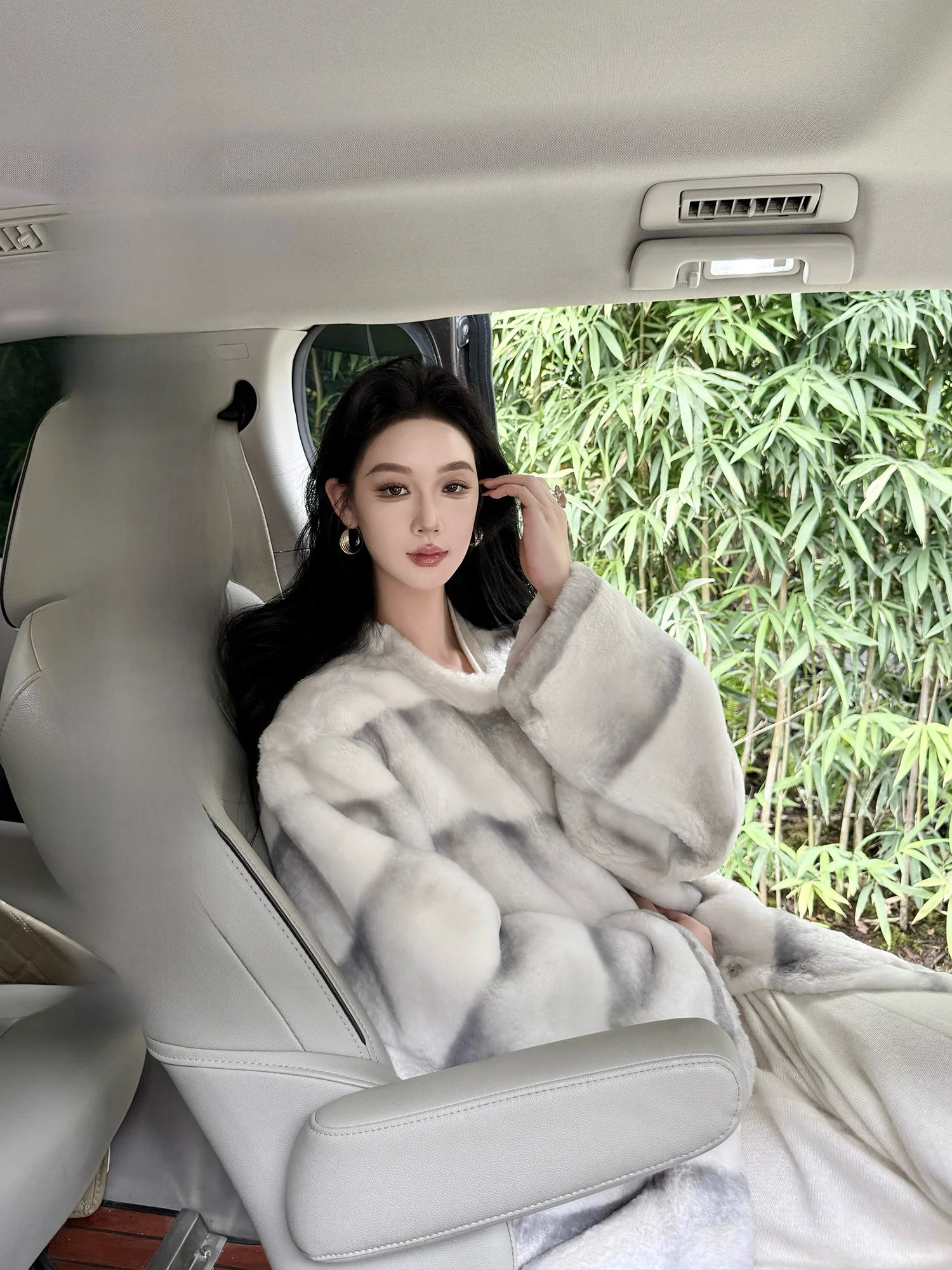 

Женское меховое пальто Deep Winter: Изысканное исполнение, новая коллекция Осень-Зима 2025, теплое, утепленное, с длинными рукавами, приталенный крой.