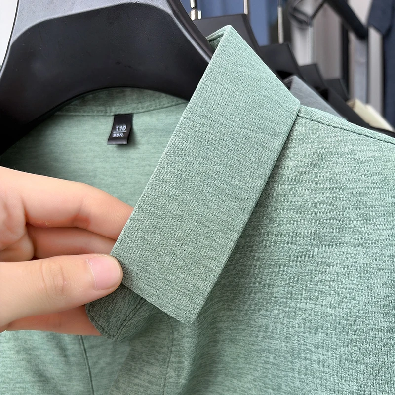 Herren Kurzarm-Poloshirts, einfarbig, ohne Knöpfe, V-Ausschnitt, schmal geschnitten, leicht, knitterfrei, modische Alltags-Tops für Männer – Detail 21