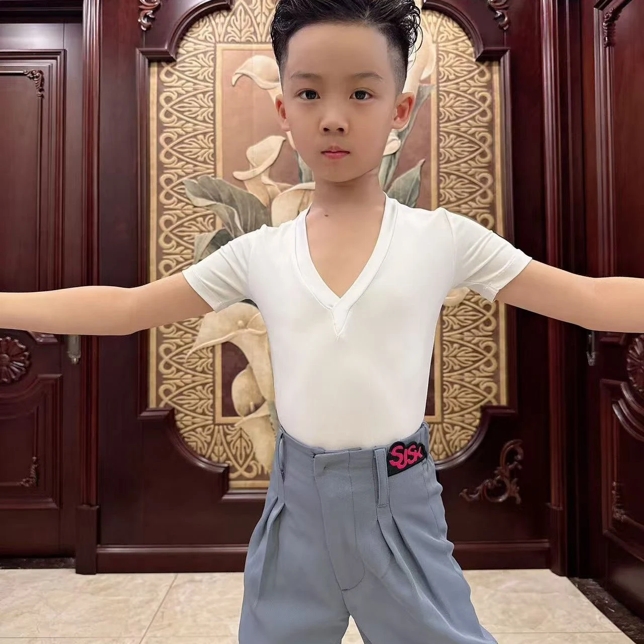 

Летняя одежда для занятий латинскими танцами для мальчиков, белые топы с V-образным вырезом, серые брюки для латинских танцев, танцевальная одежда с короткими рукавами для тренировок по ча-ча-ча 25081