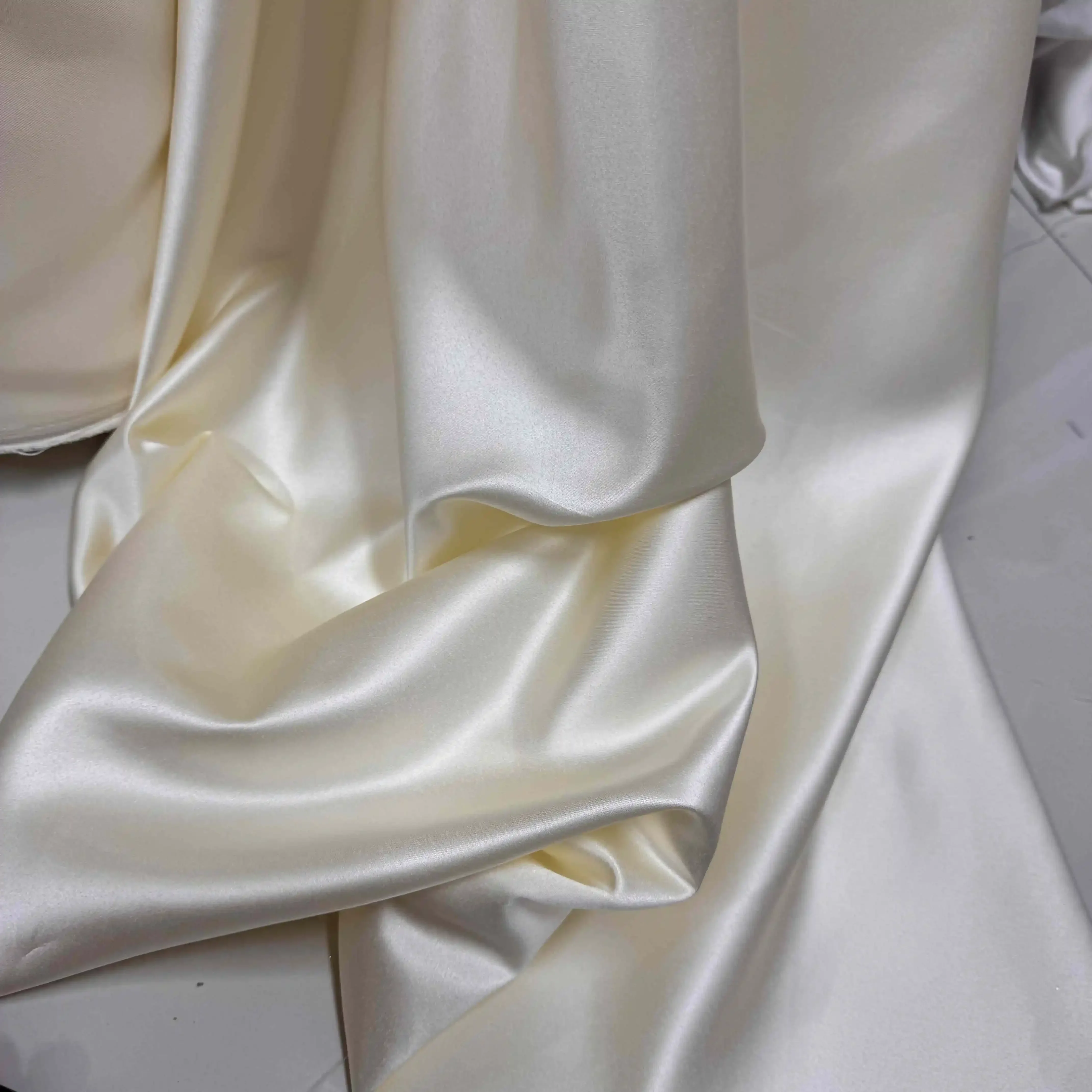 Белая атласная ткань цвета шампанского, сшитая ткань для свадебного платья, сплошной цвет, толстая атласная жесткая дизайнерская ткань для фона