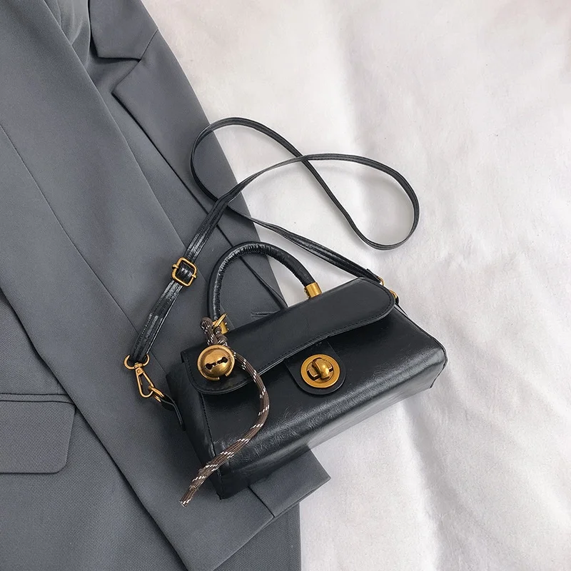 

Новое поступление 2025 года, винтажная маленькая квадратная сумка для женщин, просторная пригородная сумка, нишевая легкая роскошная универсальная сумка через плечо