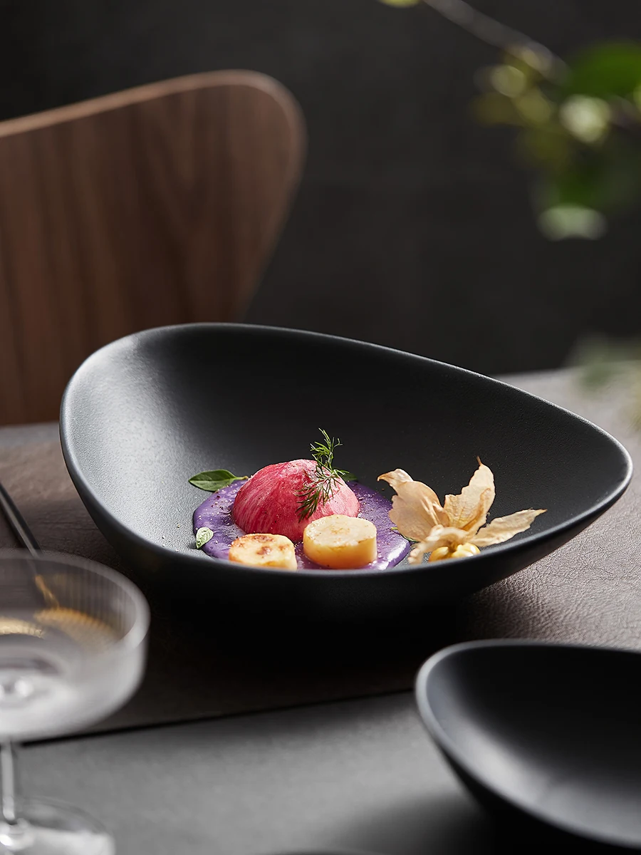 assiette-a-pates-et-a-salade-noire-minimaliste-cloud-and-hall-home-use-style-wabi-sabi-en-ceramique-pour-usage-domestique