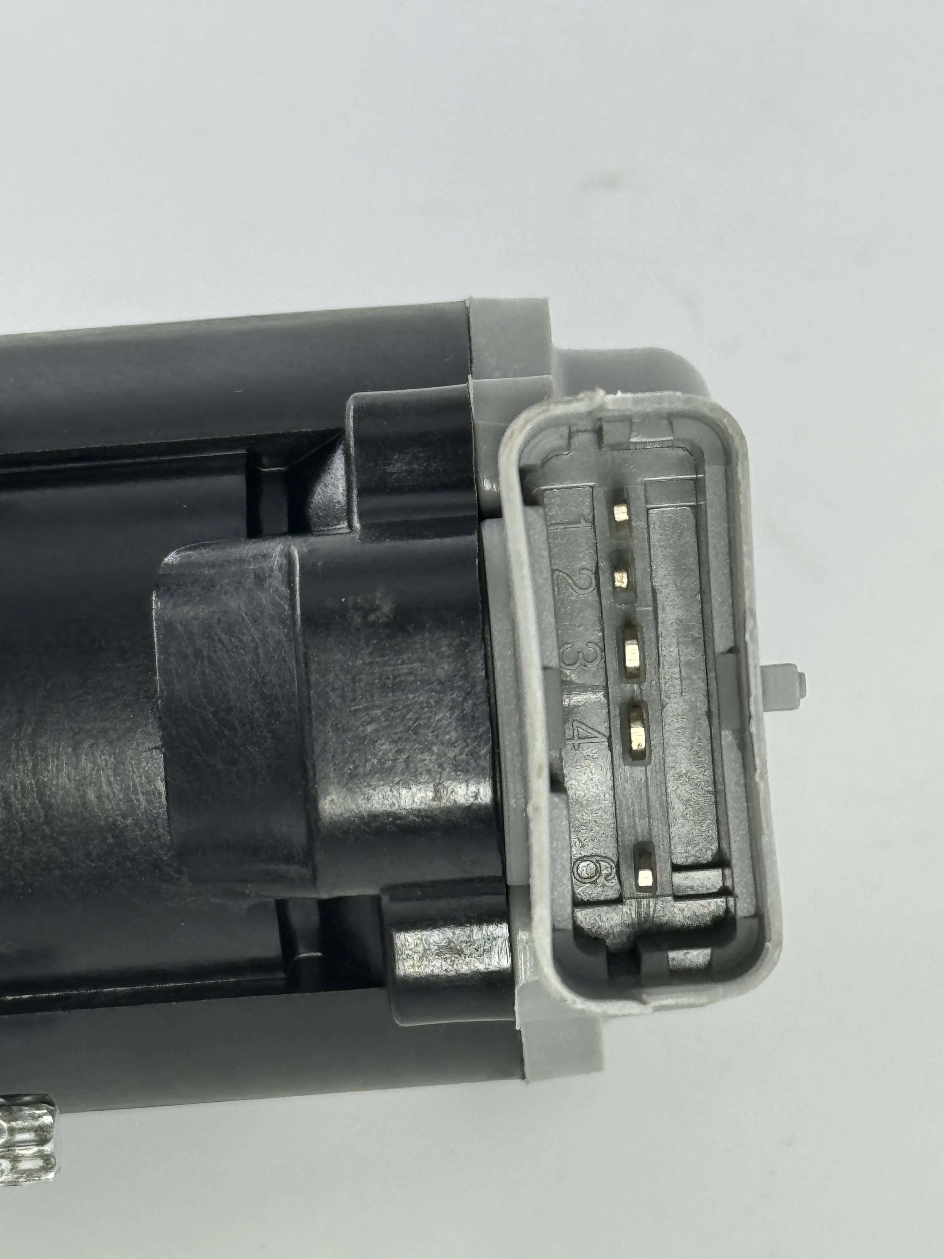 XingJi parte la valvola di ricercazione dei gas di scarico OE LR 018324   Adatto per Land Rover Discovery MK3 2.7 TD (2004-2009) EGR anteriore sinistro e destro