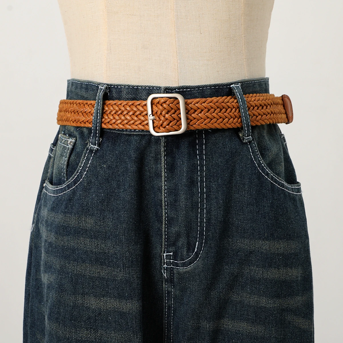 Damenmode, vielseitige Freizeitjeans mit Wachsseil, gewebter, elastischer Vintage-Bund, gepaart mit einem Kleid ohne perforierten Gürtel – Detail 6