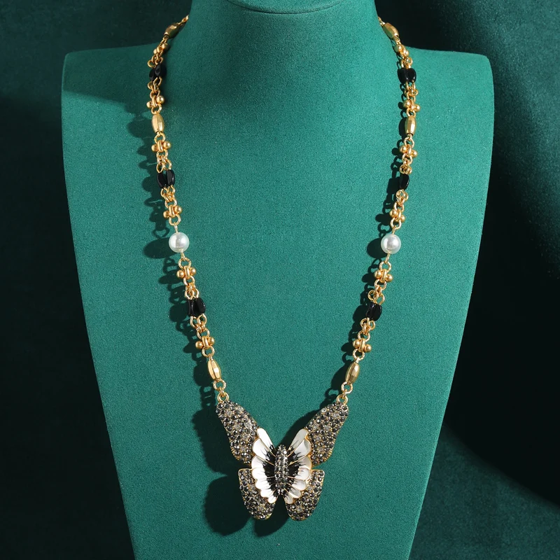 

Vintage Black Rhinestone Butterfly Necklace Pendant Pearl Chain Accessories For Women Party Luxury Designer Jewelry 2025 New