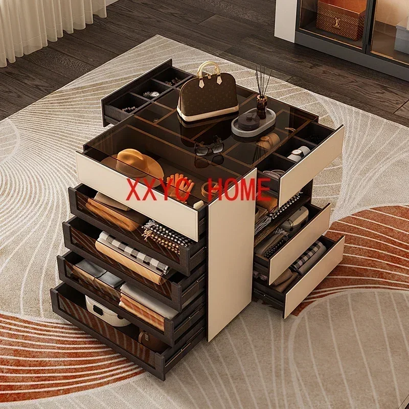 Небольшая квартира, спальня, напольная витрина, бытовой минималистичный комод для хранения вещей