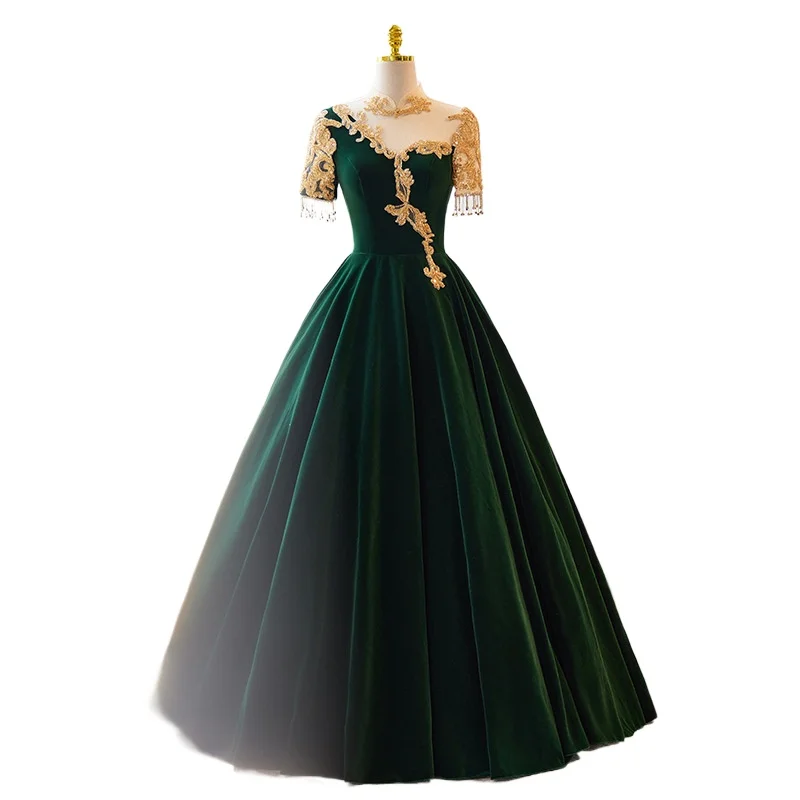 Ciemnozielona suknia wieczorowa, damska suknia na występ fortepianowy, elegancka atmosfera, wyszukana suknia do występów folkowych.