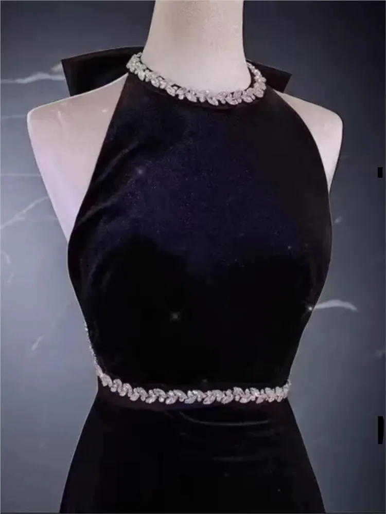 Une robe noire en satin dos nu pour une fête d'anniversaire accueillir un toast et une robe Hepburn légère de luxe