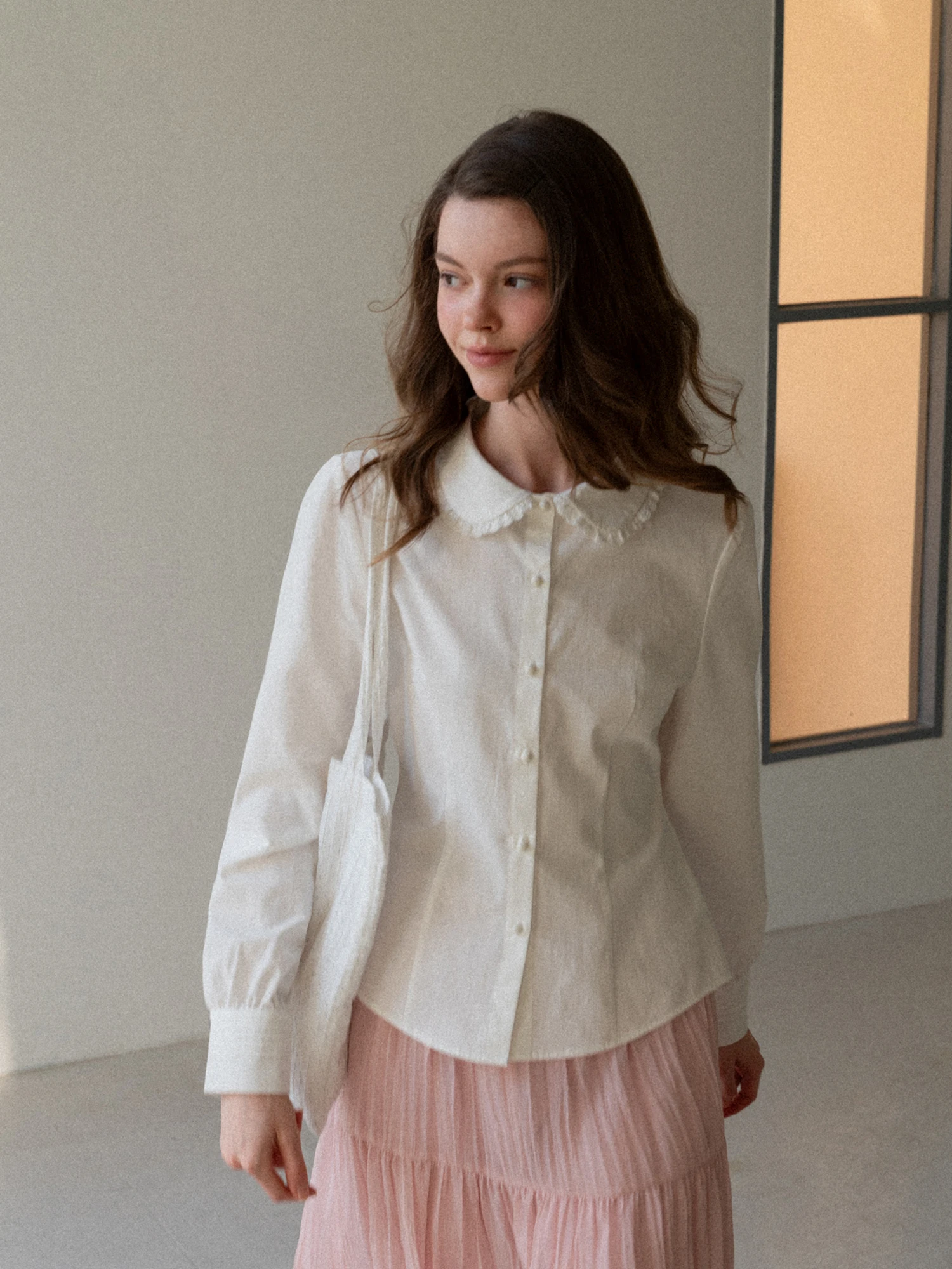 

Корейская блузка Eggka с рюшами на воротнике, длинными рукавами, белая, для повседневной носки, для многослойных образов, базовая, дышащая, приятная к телу, из полиэстера.