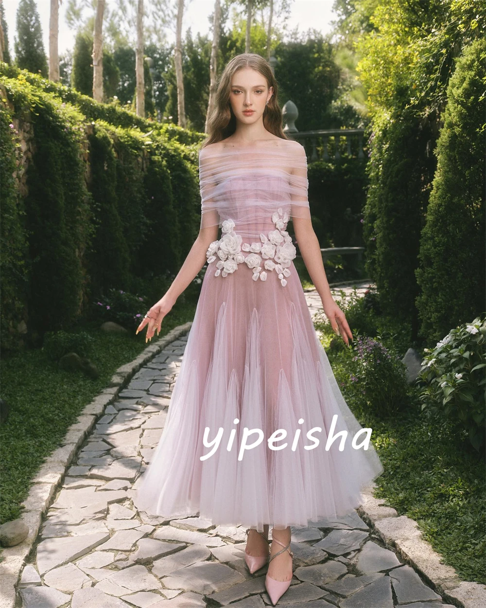 Abiti midi su misura con pieghe drappeggiate a fiori in tulle personalizzati Quinceanera A-line con spalle scoperte