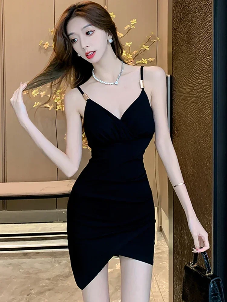 Verão novo elegante vestido casual 2025 preto plissado bodycon com decote em v sexy estilingue mini vestido feminino coreano vintage hepburn vestido de baile