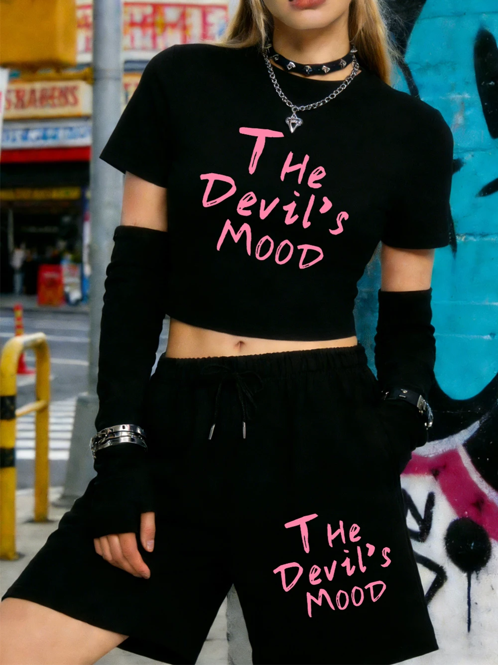 

Летний комплект из двух предметов: укороченный топ с принтом «Луна Дьявола» и шорты-бриджи, женские, с высокой эластичностью, мягкие, облегающие футболки