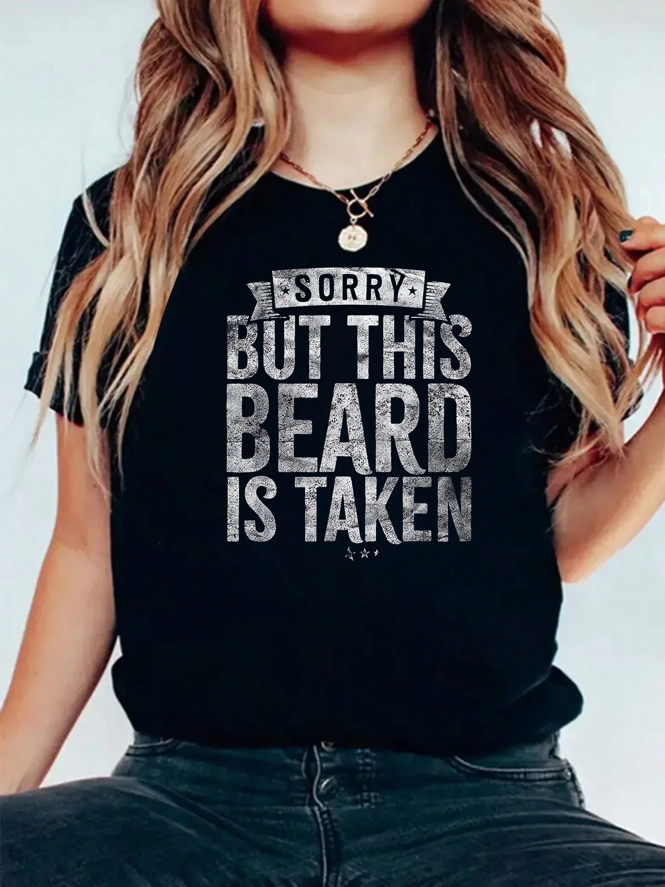 Lo siento, esta barba ya tiene dueño. Camiseta estilo vintage, camiseta negra con letras blancas desgastadas, una llamativa pancarta con la palabra 'SORRY' y estampados de estrellas, camiseta informal de algodón, disponible en tallas grandes, perfecta para amantes de las barbas y como regalo humorístico.