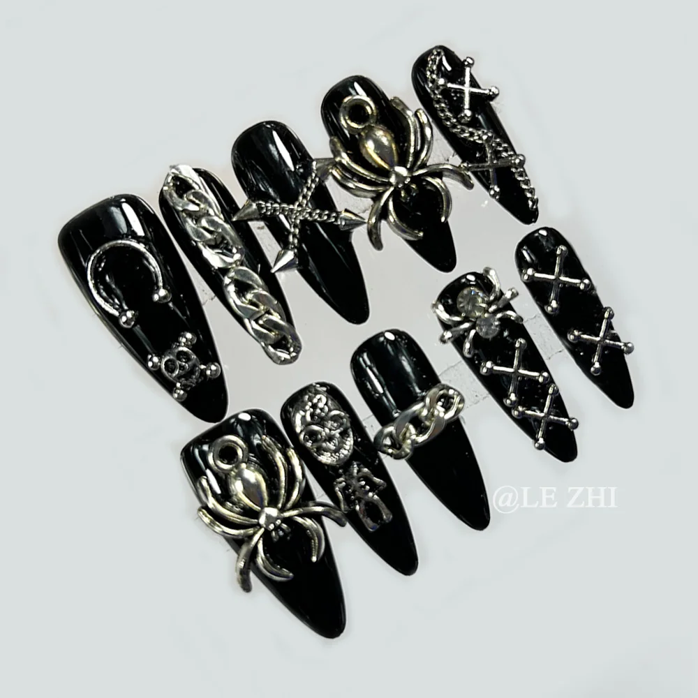 Luxe Hof Diamond Press on Nails Art Gothic Black Metal Spider Ghost Skull Volledige dekking nagels Lange doodskist Amandel Handwerknagels