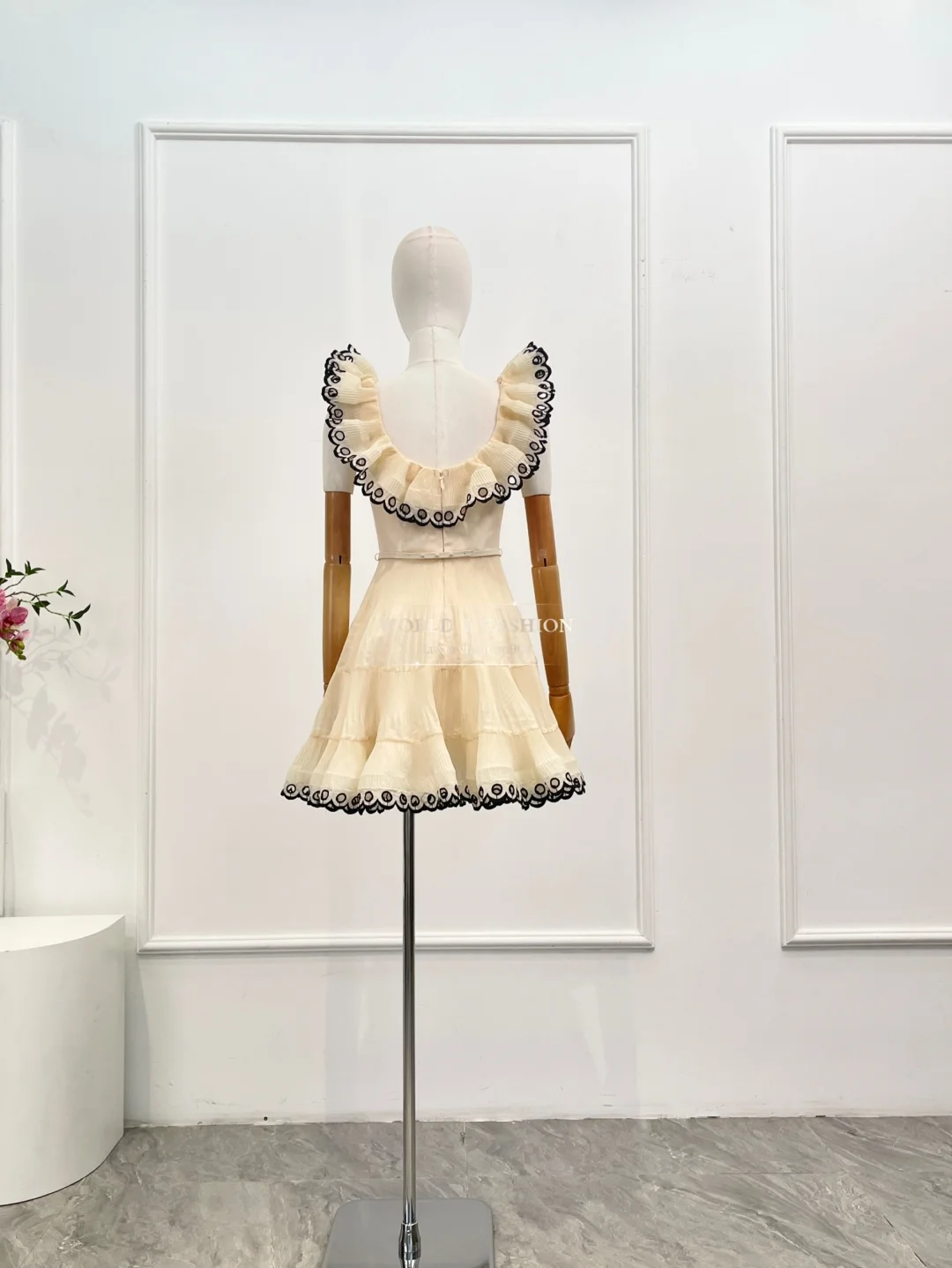 Minivestido bege preto em camadas sem mangas com cinto 2025 novo