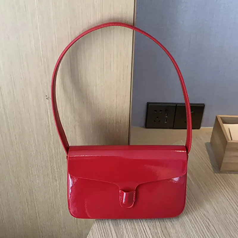 

Красная квадратная сумка из лакированной кожи для женщин, сумки на плечо большой вместимости с пряжкой в стиле ретро, модные универсальные повседневные сумки для поездок на работу