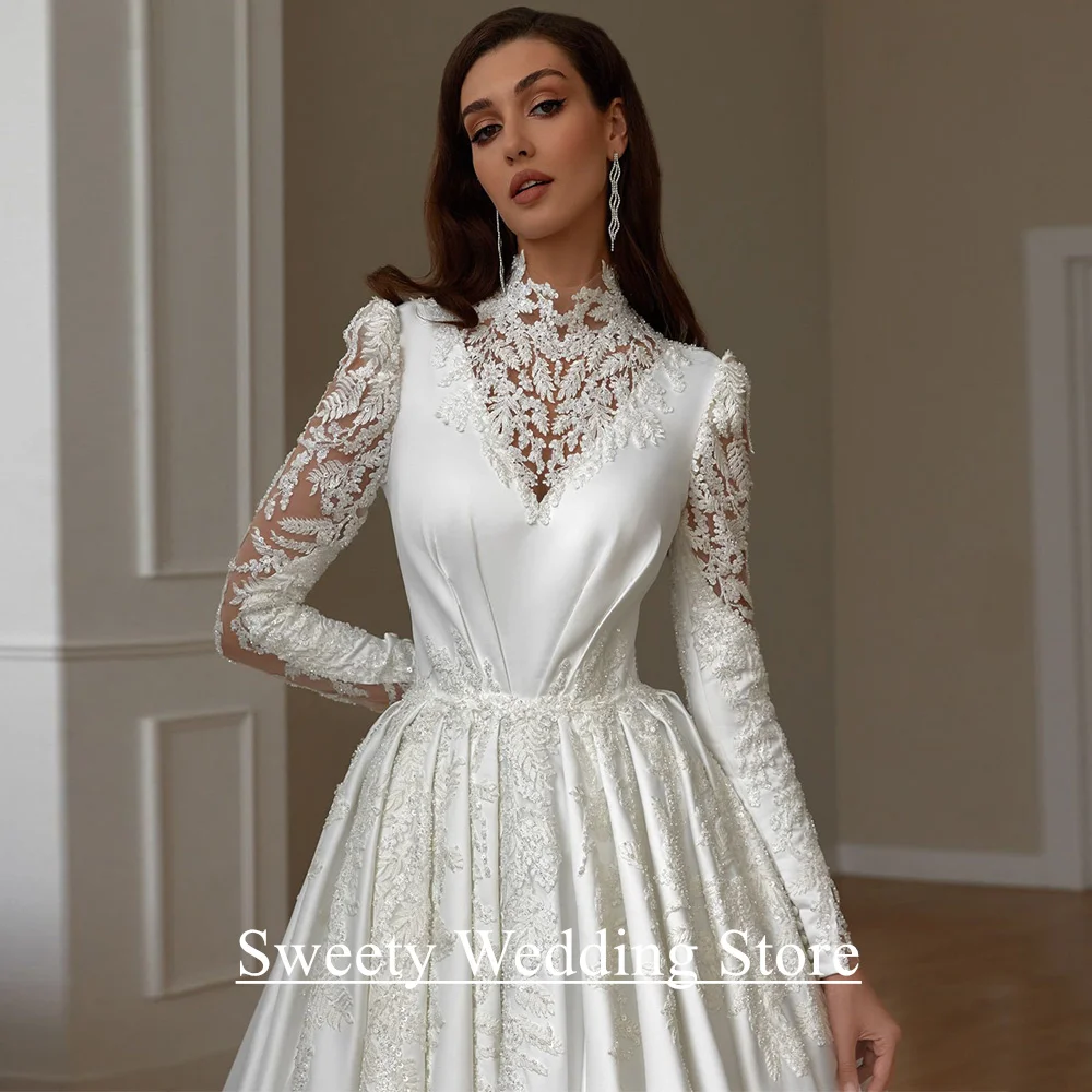 فستان زفاف سعودي رائع مخصص برقبة عالية وأكمام طويلة مزين بالخرز ذيل محكمة على شكل حرف A من الساتان فستان زفاف عربي