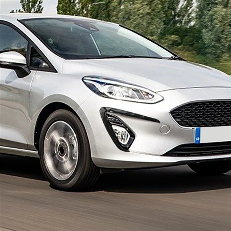 Zestaw akcesoriów do Forda Fiesta MK8 (2018-2020): przedni spojler, boczne splitter, kratki nawiewu.