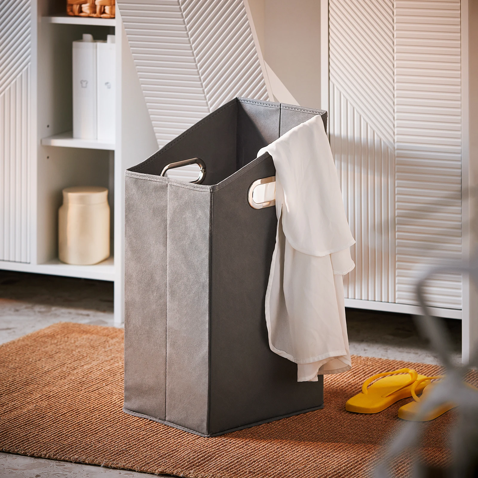 SoBuy BZR155-W Schmaler Badezimmerschrank mit Wäschekorb, Bad Hochschrank mit Türen & Regal für Badezimmer 60x30x171 – Detail 14