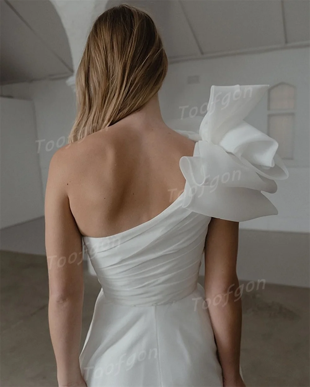 Toofgon فساتين زفاف فاخرة من الأورجانزا على شكل حرف A مخصصة بكتف واحد فستان زفاف للتصوير الفوتوغرافي بفتحة جانبية عالية من الخلف فستان زفاف