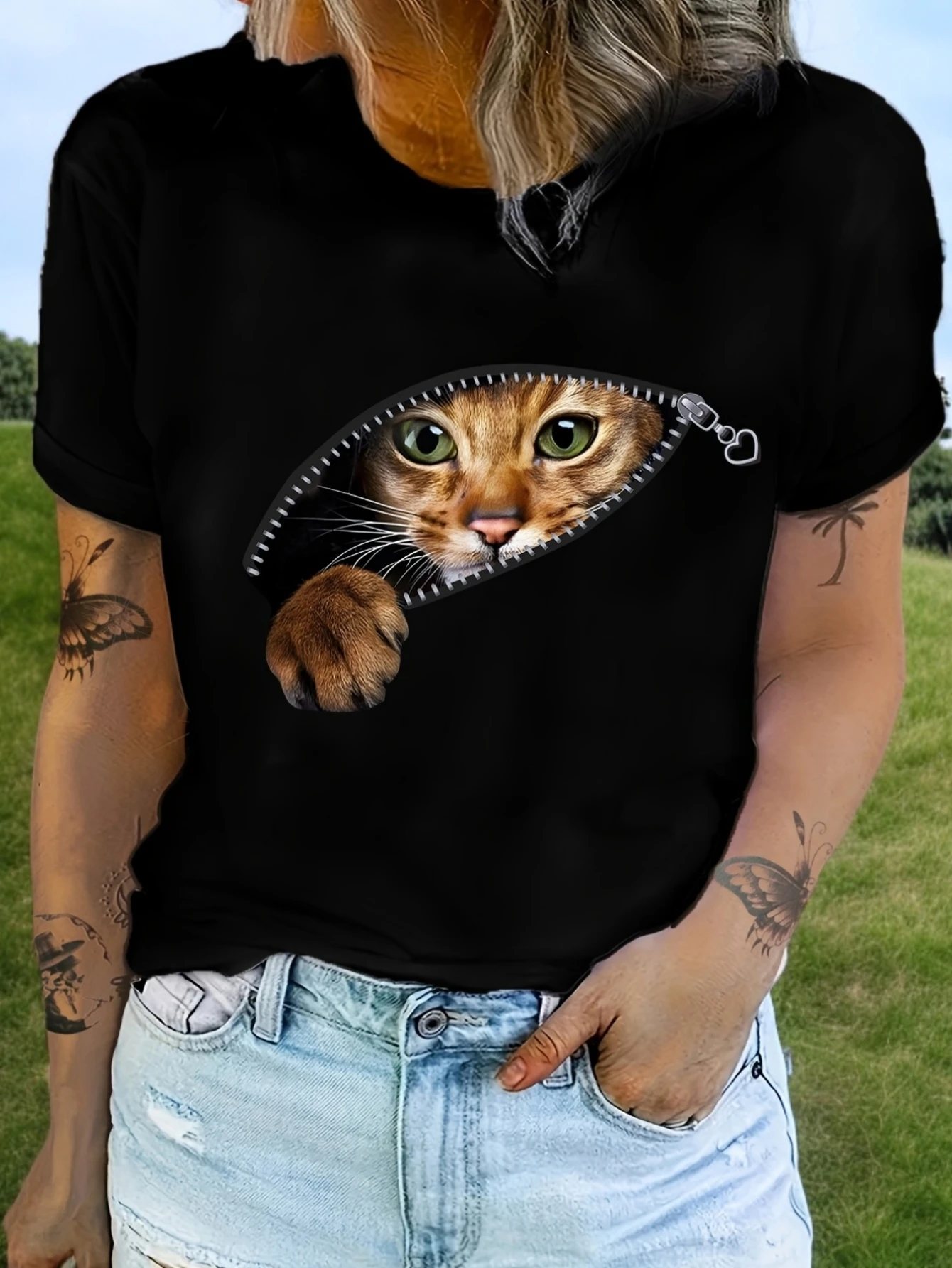 تي شيرت نسائي كاجوال على شكل قطة تطل من خلال سحاب جرافيك أسود بأكمام قصيرة ورقبة دائرية Harajuku بأكمام قصيرة كاجوال