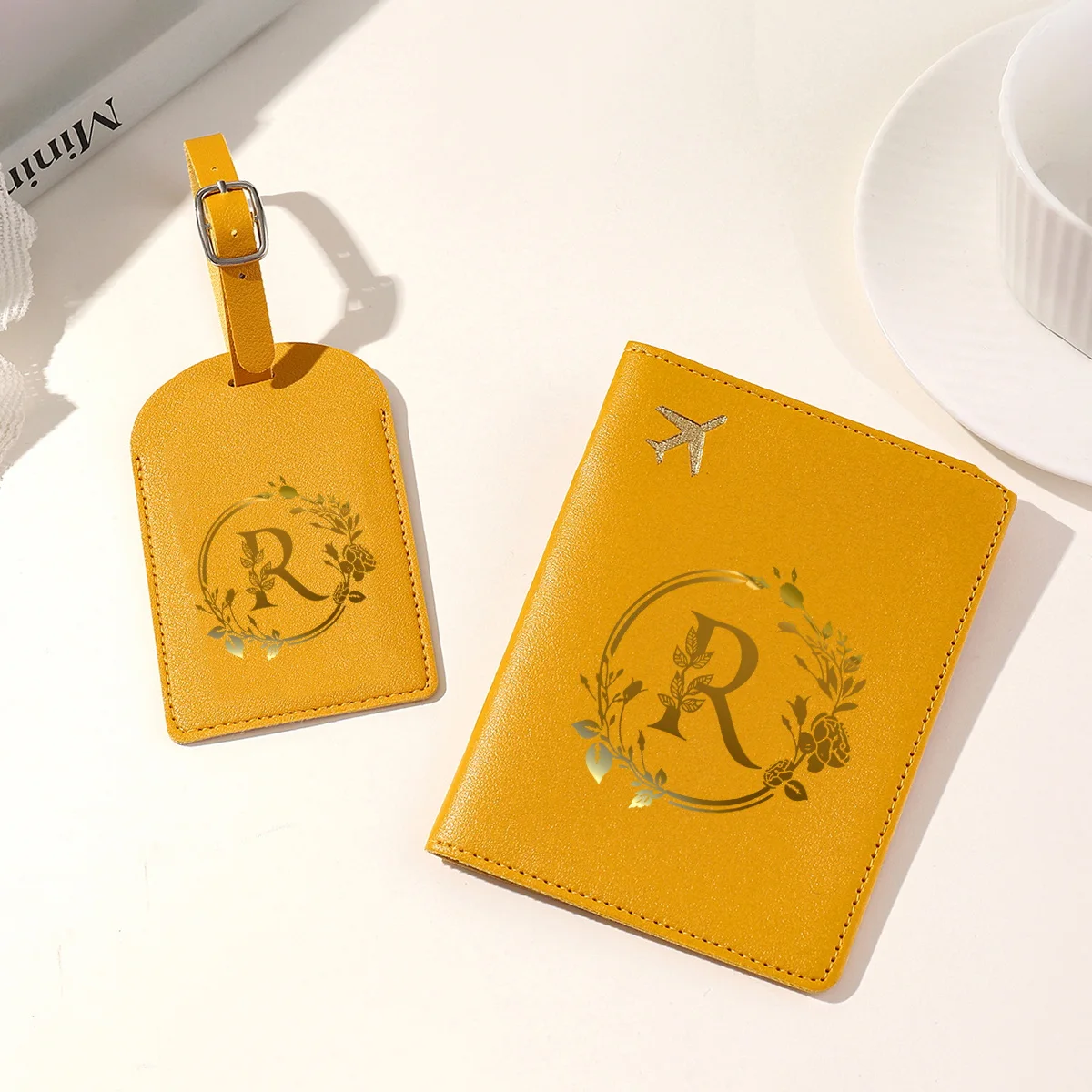 Funda de pasaporte de cuero amarillo con estampado de letras de flores y hojas, billetera impermeable para tarjetas de crédito de viaje, funda para pasaporte para hombres y mujeres