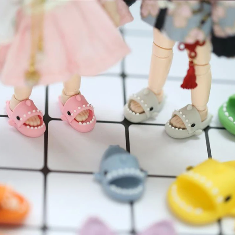

1 пара миниатюрных тапочек в виде кукольного домика с изображением акулы, модель 1:12, милая кукольная обувь, костюм для Ob11 1/12, декор для куклы Bjd