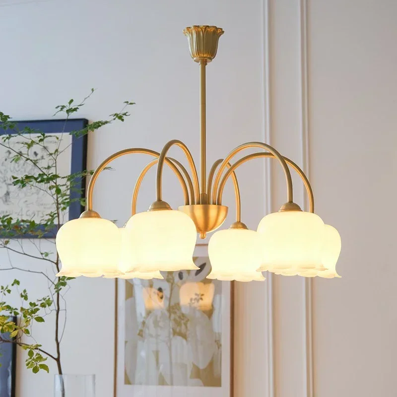 

Винтажная люстра с цветочным узором в кремовом стиле, подвесной светильник для гостиной, антикварное освещение для спальни, роскошная золотая медная люстра для ресторана
