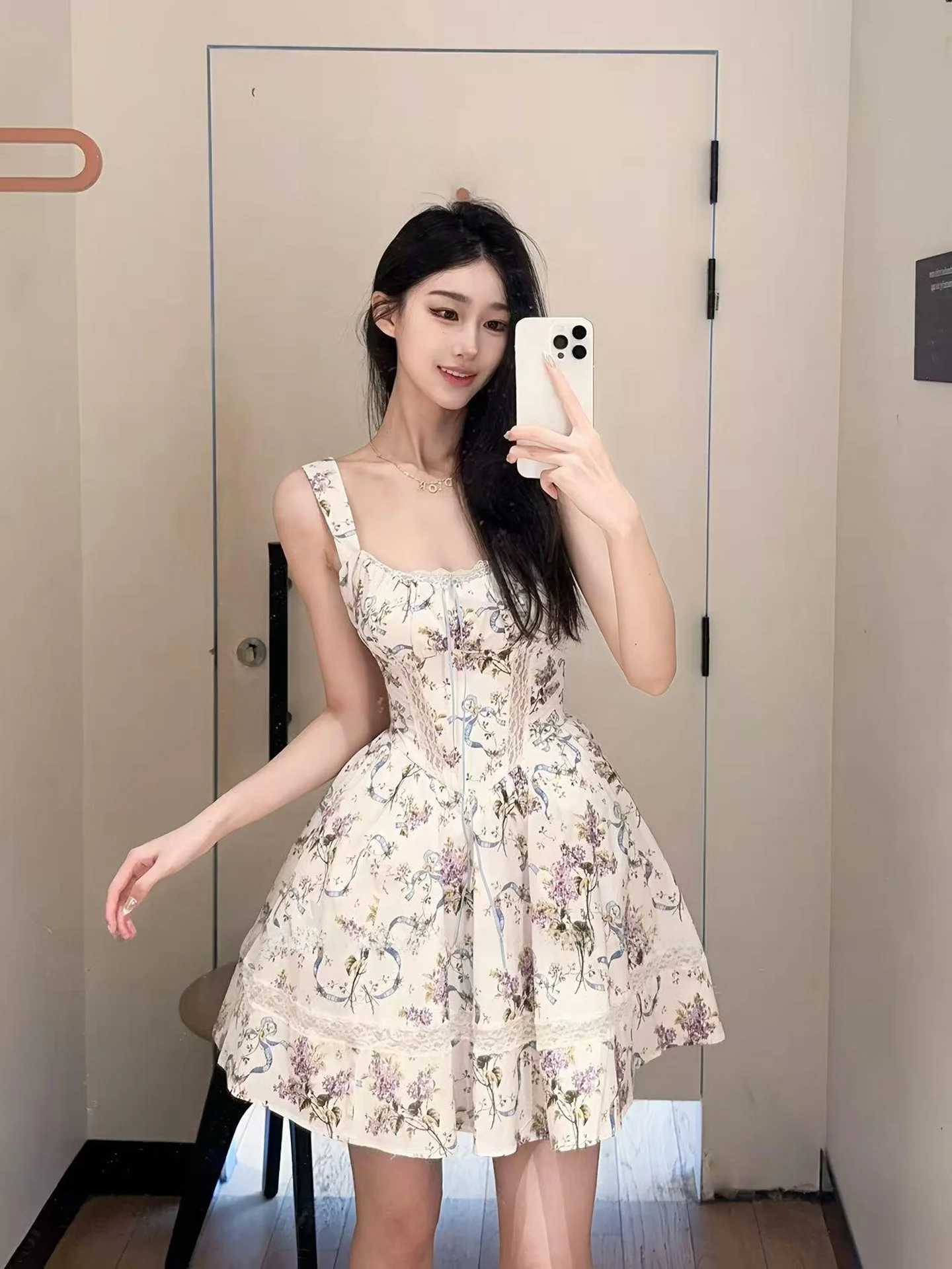 

Романтическое белое платье с цветочным принтом, кружевом, поясом, без бретелек, во французском стиле, с юбкой А-силуэта, из ткани с принтом, без рукавов