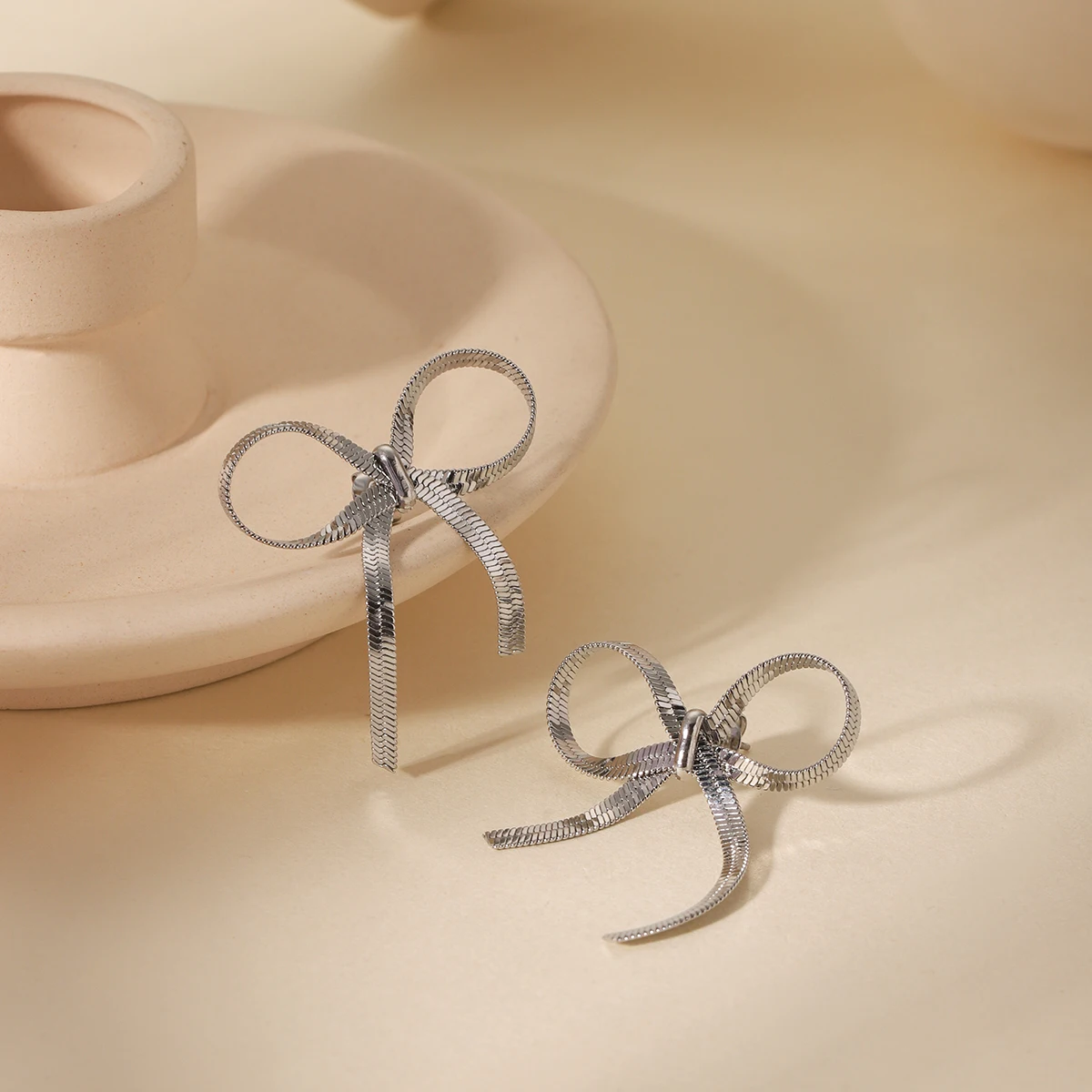 

Huang Chao Minimalist New Stainless Steel Bow Earrings Snake Chain Exquisite And Fashionable Women Light Luxury Earrings Gift