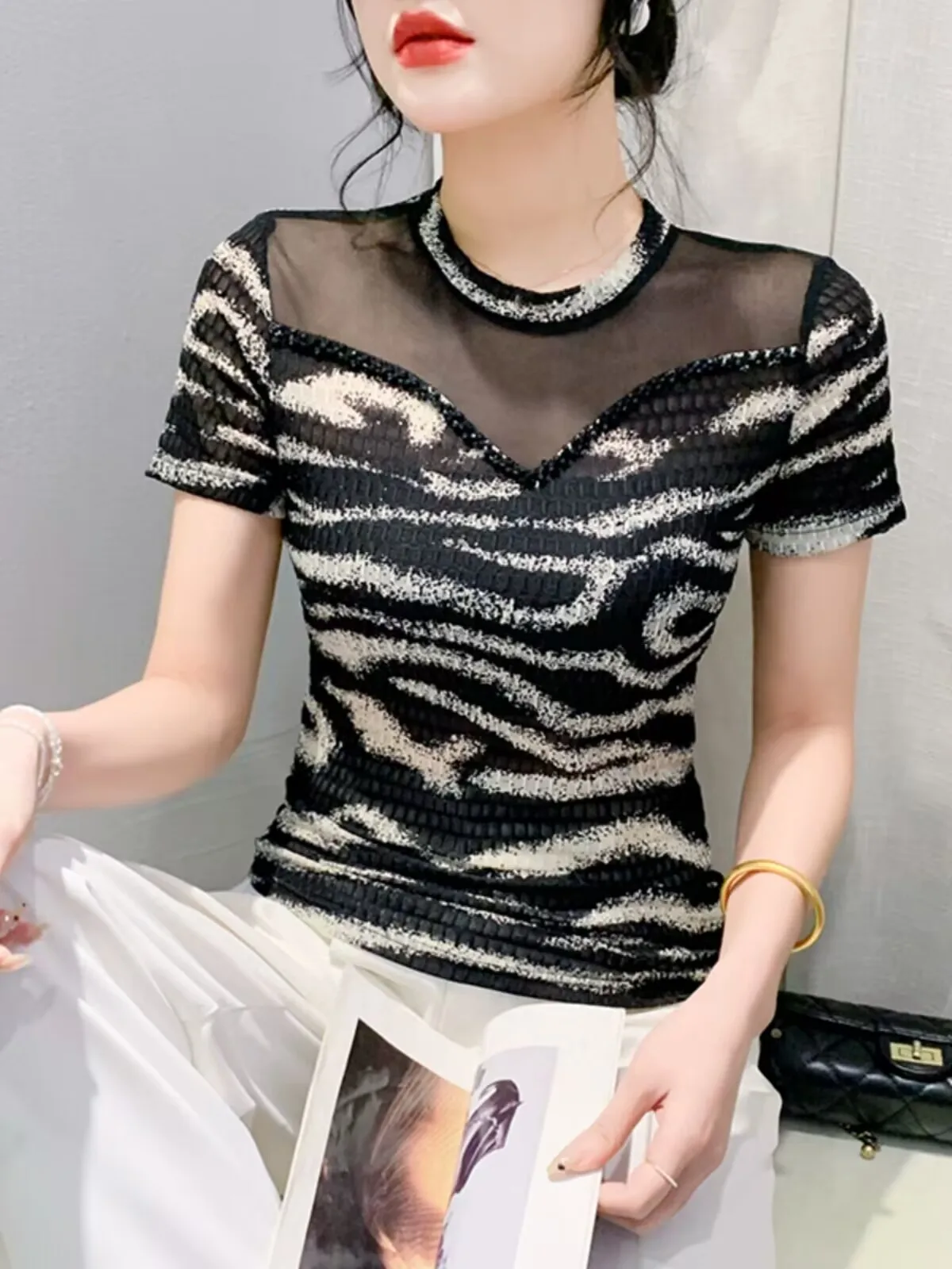 

Женская футболка с коротким рукавом, круглым вырезом и принтом зебры