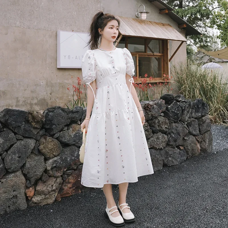 

A white dress with a thin waist and colorful embroidery