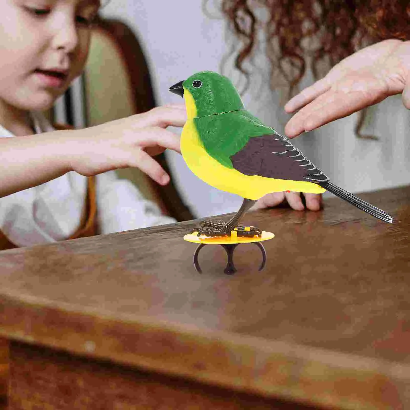 Juguete de simulación de inducción de pájaro controlado por voz, reloj de Clip de un solo dedo con juguetes pequeños eléctricos para niños, estatuilla de plástico