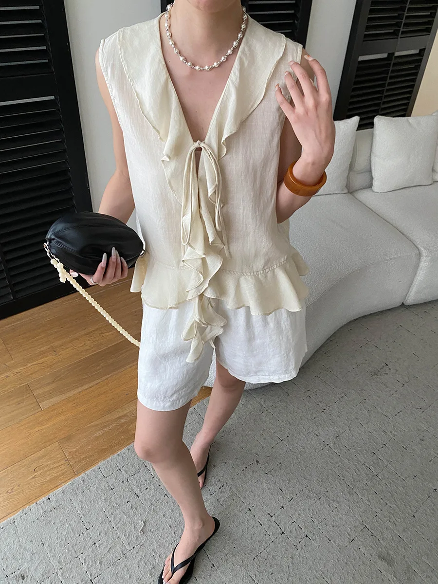 Sommerliche Damen-Weste in einfarbigem Design mit Rüschenkante und V-Ausschnitt, ärmellos. – Detail 10