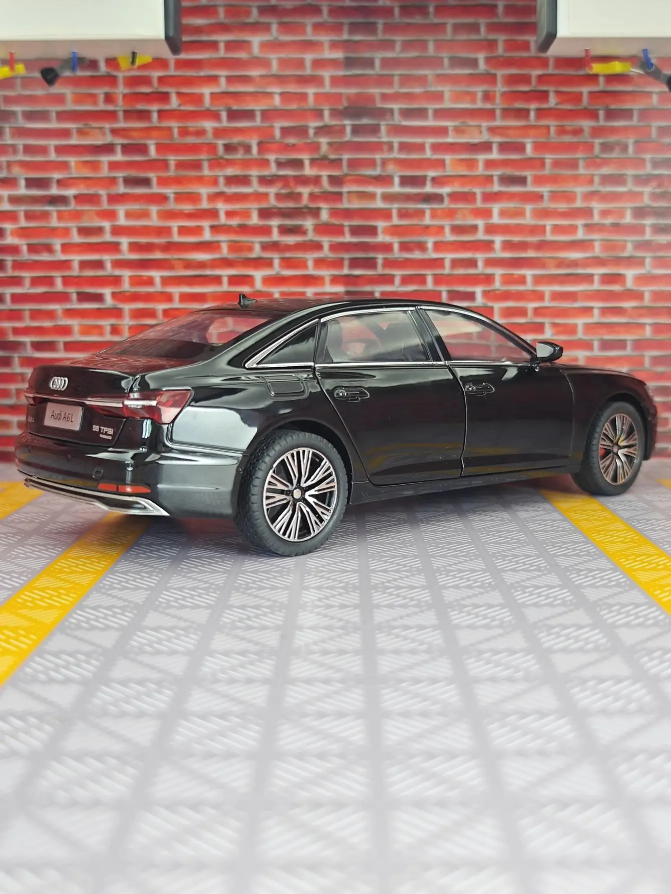 

Модель автомобиля из сплава 1:24 A6L, четыре двери с обеих сторон, которые и передние капоты и двери багажника также открываются, тонкое качество изготовления.