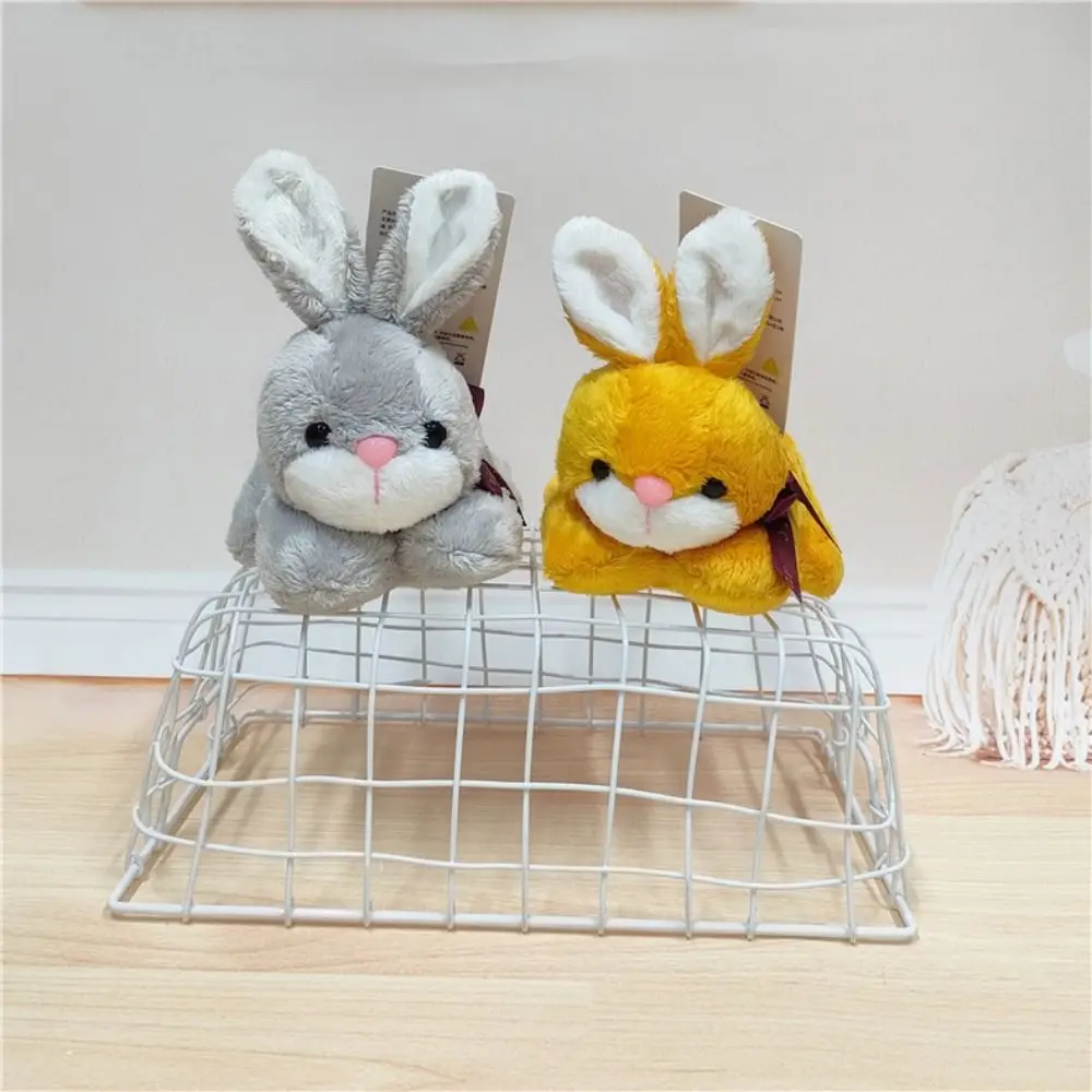 赤ちゃんをなだめる長い耳の大きな耳のウサギの柔らかいふわふわのぬいぐるみ、漫画のウサギのギフト