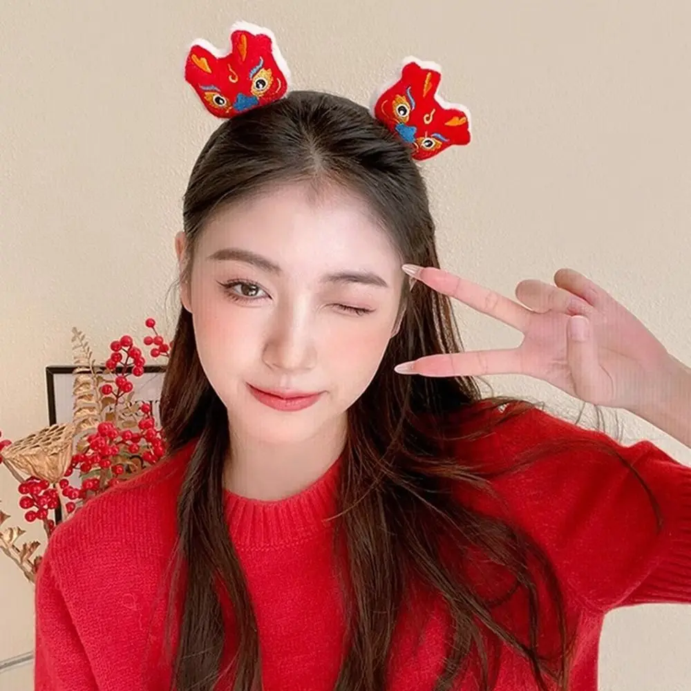

Red Hairband 2024 Happy New Year Headband Cartoon Chinese Style Dragon Doll Headband Embroidery Hair Hoop Lion Dance