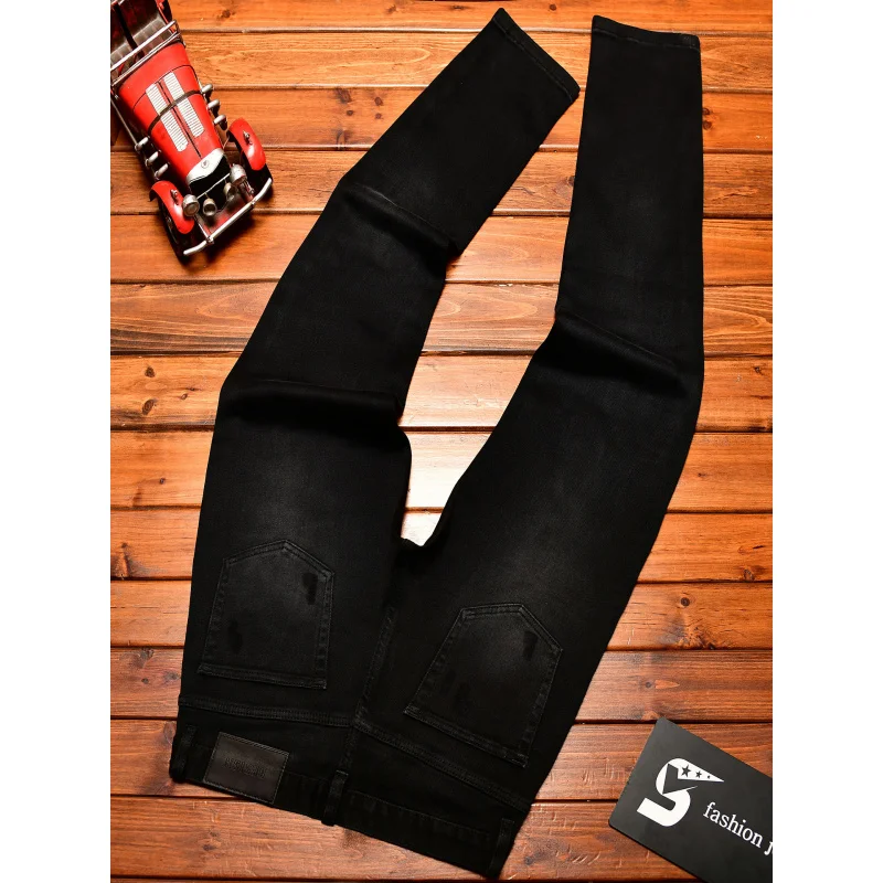 

Черные укороченные джинсы с мужскими рваными нашивками и скрапрованным дизайном, модные уличные эластичные повседневные брюки в корейском стиле.