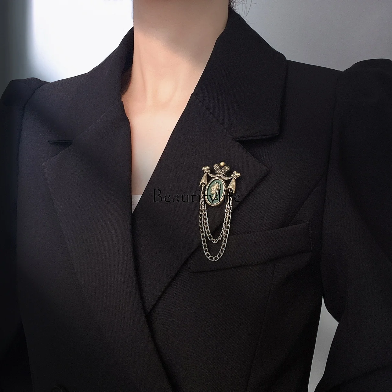 Retro Chain Badge Fashion Female Suit Brooch Personality All-Match